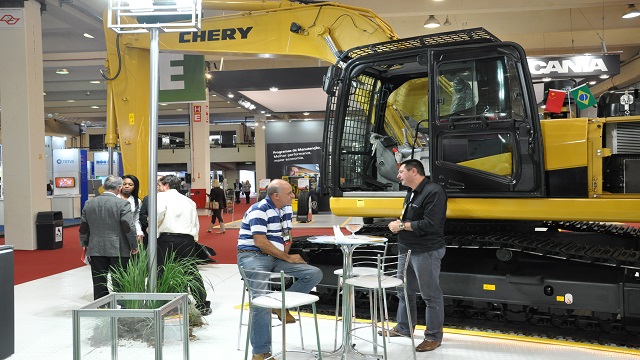 Ademir Mayer Diretor do Grupo Geo no estande da Chery