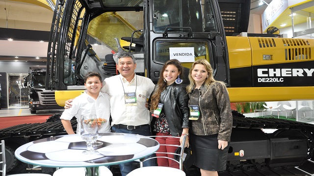 Roberto Matsuda e família - World Tractor Feira M&T